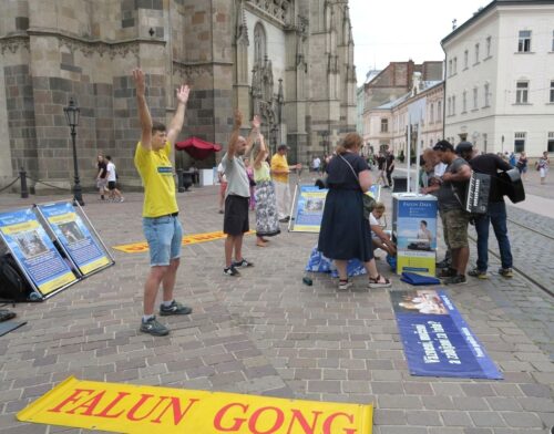 Practitioners introduce Falun Dafa to people in Košice and raise awareness of the persecution in China