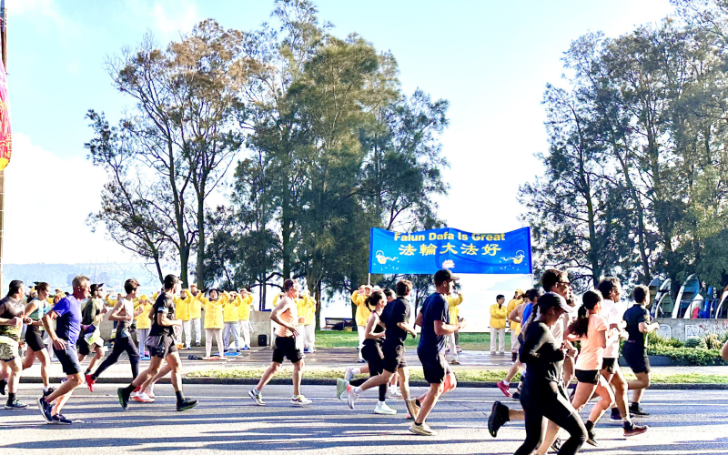 Participants in the City2Surf marathon noticed practitioners as they did the Falun Dafa exercises.
