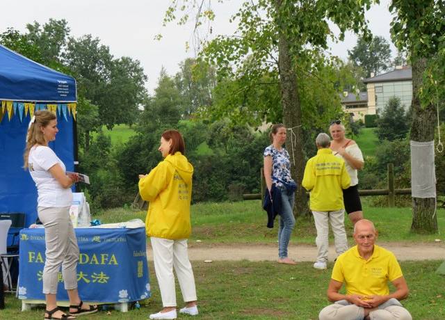 People learn about Falun Dafa