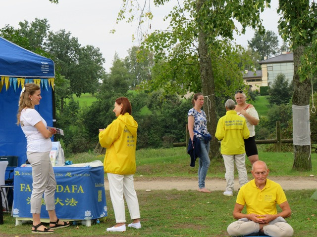 People learn about Falun Dafa