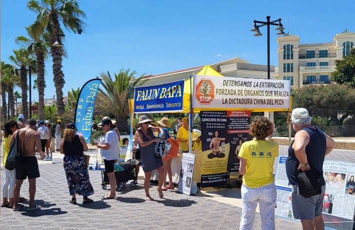 Passersby in Valencia learn about Falun Dafa and offer words of support to practitioners.
