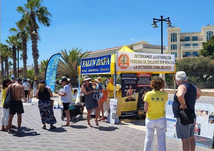 Passersby in Valencia learn about Falun Dafa and offer words of support to practitioners.