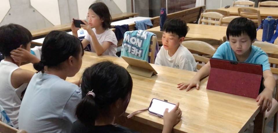 Children studied the teachings of Falun Dafa every day.