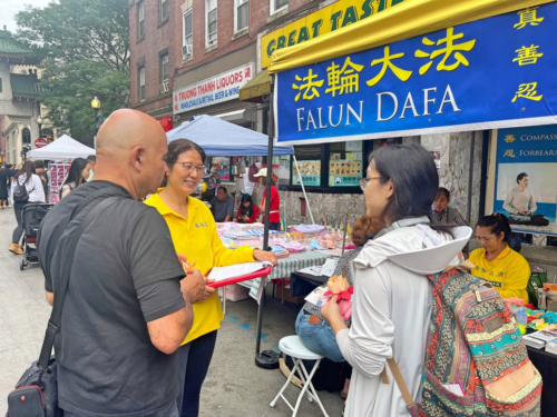 Falun Gong practitioners participated in the Chinatown Lantern Festival in Boston on September 7, 2024.