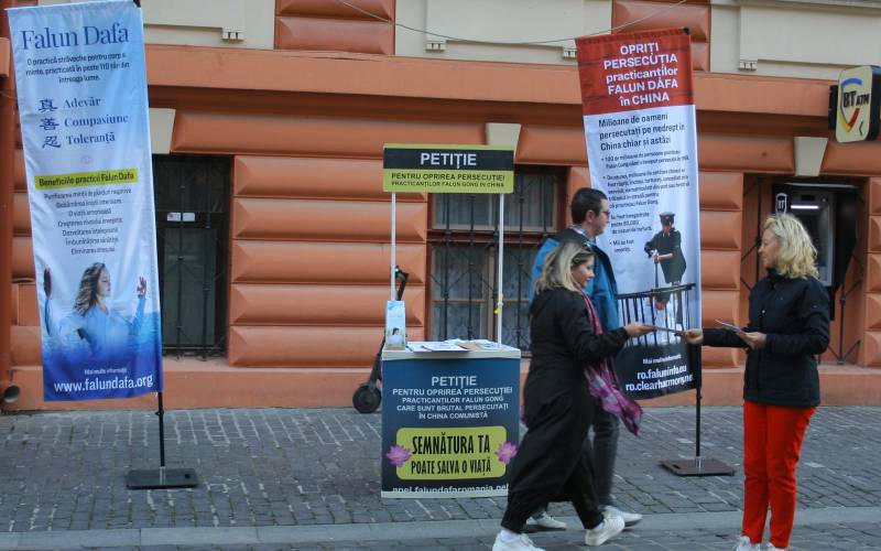 Falun Dafa practitioners distribute fliers to passers-by in Brasov on September 14, 2024.