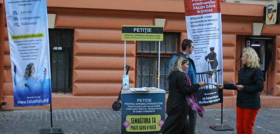 Falun Dafa practitioners distribute fliers to passers-by in Brasov on September 14, 2024.