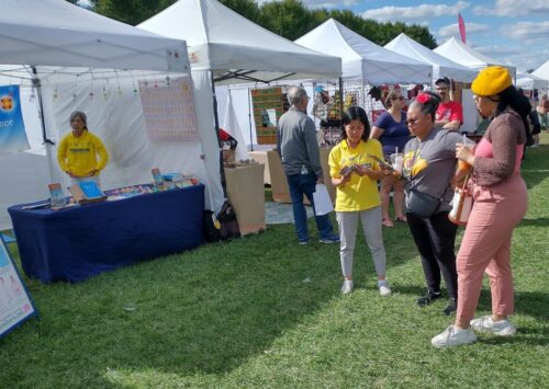 Practitioners talk to people about Falun Dafa and the persecution in China during the Big Four Arts Festival in Louisville, Kentucky on September 7 and 8, 2024.