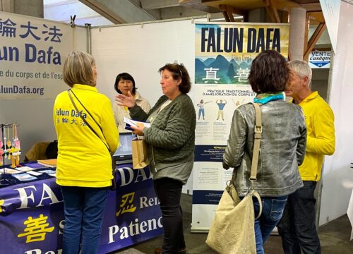 Practitioners introduce Falun Dafa at the Health & Nature Show in Pontchâteau, France.