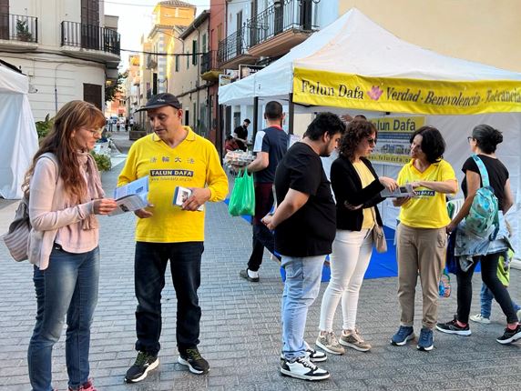 People learn about Falun Dafa during a health expo in Inca.