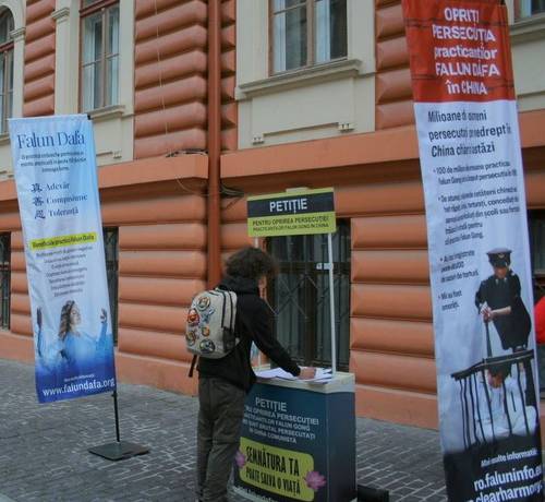 Falun Dafa practitioners collected signatures to stop the CCP’s persecution in Brasov, Romania on November 16.
