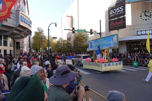 Falun Dafa practitioners in the Greater Washington area were invited to participate in the Thanksgiving parade at Silver Spring, Maryland on November 16, 2024.