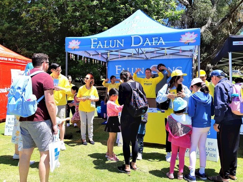 A continuous stream of people came to learn about Falun Dafa.