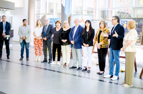 The President, Vice-President, and provincial deputies of the Honorable Chamber of Deputies of Santiago del Estero were present at the opening of the exhibition.