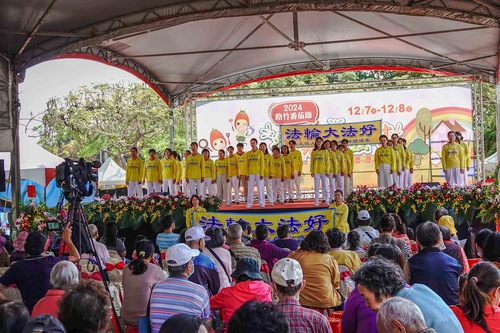 Festival attendees followed practitioners’ movements as they demonstrated the Falun Dafa exercises on stage.