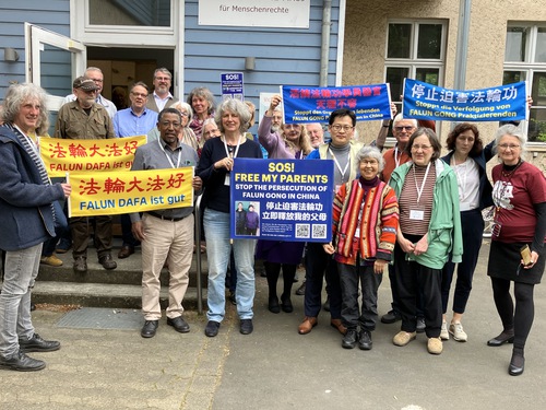 Board members of The Society for Threatened Peoples and members of the human rights team held banners to call on the CCP to stop persecuting Falun Gong and to express support for all Falun Gong practitioners.