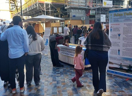 Passersby in Cartagena, Spain, sign a petition to condemn the persecution of Falun Dafa.