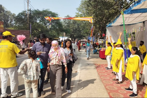 Practitioners displayed the books Falun Gong and Zhuan Falun, which are translated into various Indian languages.