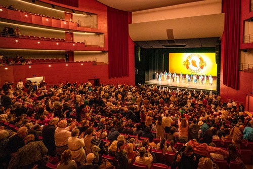 Shen Yun New Era Company at a full house at the Grand Theatre de Provence in Aix-En-Provence, France, on the afternoon of January 5 (The Epoch Times)