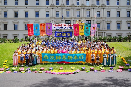 Falun Dafa practitioners in Melbourne wish Master Li a happy New Year.