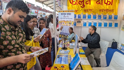 Professor Kailash Thavare (L) said he would read Nine Commentaries on the Communist Party.