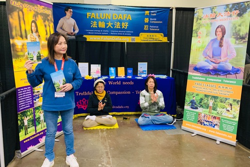 Practitioners introduced Falun Dafa during the Toronto Woodworking Show.