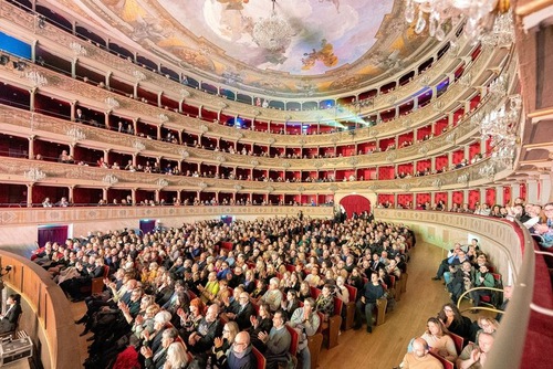 Shen Yun New York Company at the Teatro Donizetti in Bergamo, Italy, on January 23. The company presented three performances in Bergamo January 22–24, all to packed houses. (The Epoch Times)
