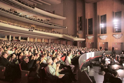 The theatre was full, and the artists took two curtain calls during Shen Yun’s North America Company’s second performance on January 18 at the Music Theatre’s Dorothy Chandler Pavilion in Los Angeles, California.