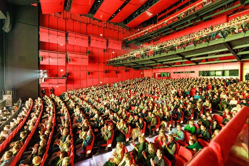 Shen Yun International Company at the Theatre am Potsdamer Platz in Berlin, Germany, on February 2. Tickets were sold out in advance. (The Epoch Times)