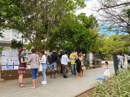 Passersby were initially aloof at the truth-clarification site but eventually warmed up to the practitioners.