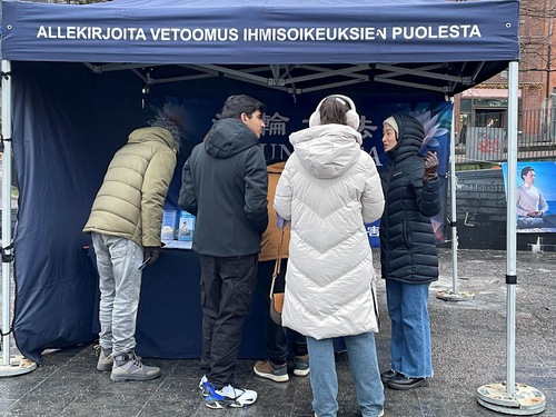 Many people stopped to sign the petition to call for an end to the persecution.