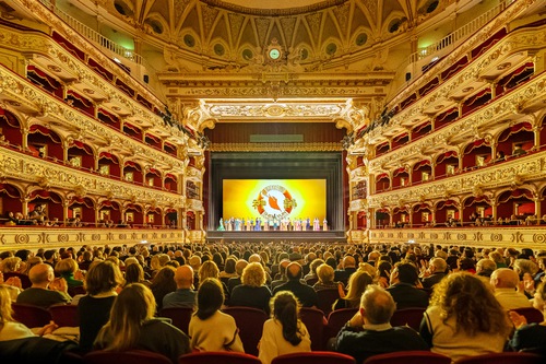 Shen Yun New York Company at a sold-out venue at the Teatro Petruzzelli in Bari, Italy, on February 7. This season, the company presented a total of 38 performances in eight Italian cities, all to full houses. (The Epoch Times)