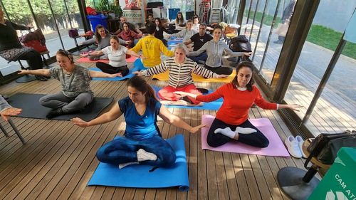 Participants learn the Falun Dafa exercises.