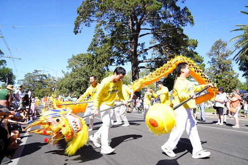 Falun Dafa practitioners took part in he annual Ballarat Begonia festival parade held on March 10.