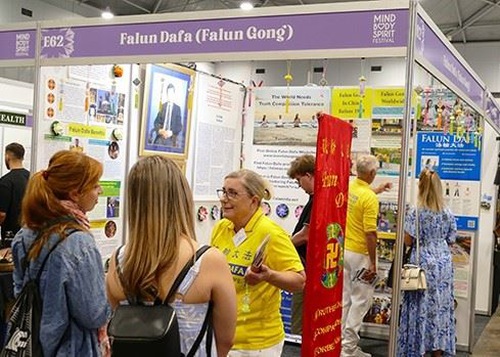Practitioners introduce Falun Dafa and tell people about the Chinese Communist Party’s (CCP) persecution.