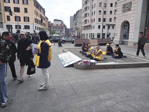 Practitioners held activities in downtown Milan to expose the CCP’s brutal persecution of Falun Gong in China.