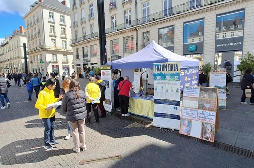 Introducing Falun Dafa in Nantes on Saturday, March 29
