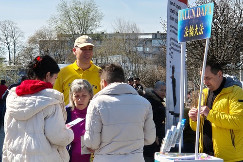 People learn about Falun Dafa and the CCP’s persecution.
