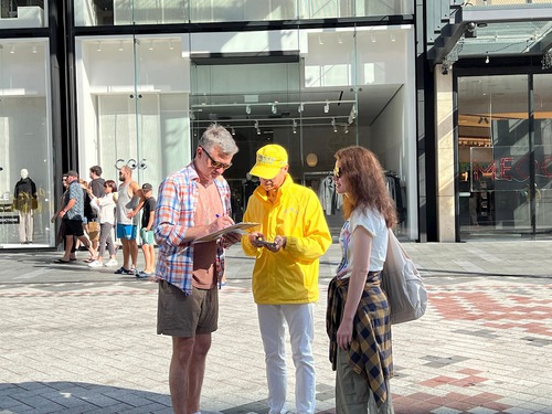 People sign the petition to call for an end to the persecution in China.