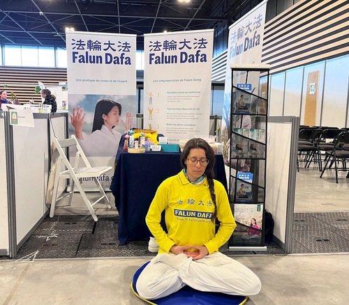 A practitioner does the fifth Falun Dafa exercise during the Tendance Nature event at the Reims Exhibition Park from March 21 to 23, 2025.