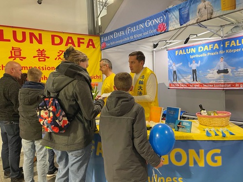 Visitors learn about Falun Dafa at the Franken Vitality and Life Health Expo.