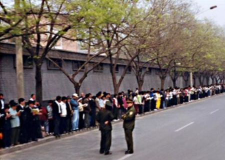 April 25, 1999, over 10,000 Falun Gong practitioners appealed for their right to practice Falun Gong.
