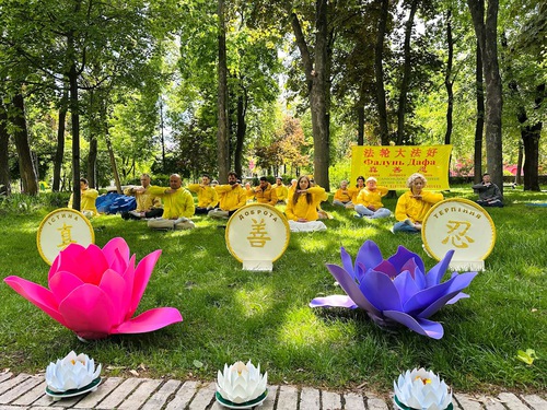 Falun Dafa practitioners did the exercises in a park in central Kiev, the capital of Ukraine.