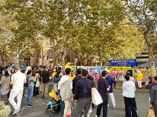 Practitioners held an event in front of Sydney Town Hall to celebrate Falun Dafa Day.