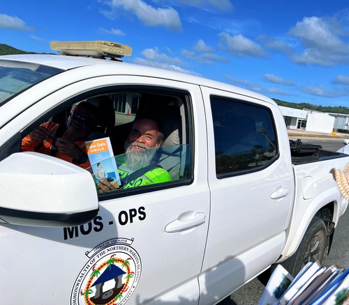 People gladly accepted the brochures handed to them by practitioners, supported the justice needed, and expressed their congratulations for World Falun Dafa Day.