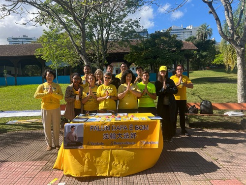 Falun Dafa practitioners in Brazil are grateful to Master and wish him happy birthday.