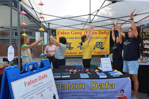 Practitioners introduced Falun Dafa during the “Meet in the Street” Arts Festival in Wake Forest on May 3, 2025.
