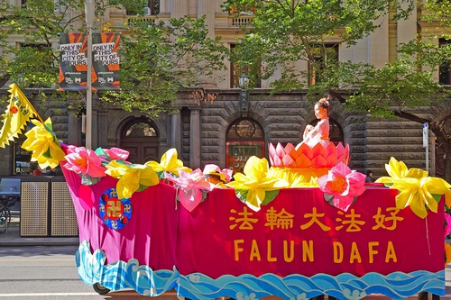 Falun Dafa practitioners hold a grand parade in Melbourne’s city centre to celebrate World Falun Dafa Day, marking the 33rd anniversary of the day that Falun Dafa was introduced to the world.