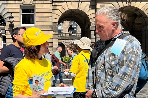 People learn about Falun Gong.