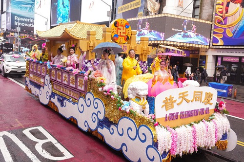 Practitioners held a grand parade in Manhattan on May 9 to celebrate the 33rd anniversary of the public introduction of Falun Dafa, the 26th World Falun Dafa Day and Master Li’s birthday.