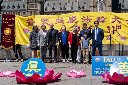 Members of Parliament (MP): Michael Guglielmin (3rd from left), Rhonda Kirkland (4th from left), Cathay Wagantall (3rd from right), and Garnett Genuis (2nd from right), join Falun Gong practitioners during the 33rd anniversary celebration to commemorate Falun Dafa’s public introduction on May 28, 2025, on Parliament Hill in Ottawa.